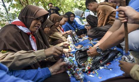 Sejumlah anak berkebutuhan khusus mengikuti pelatihan pembuatan kursi ecobrick berbahan sampah plastik di UPI Kampus Tasikmalaya, Dadaha, Kota Tasikmalaya, Jawa Barat, Rabu (27/7/2022). Kegiatan yang diselenggarakan oleh Pramuka UPI dengan Jabar Bergerak Kota Tasikmalaya yang diikuti 40 siswa dari enam Sekolah Luar Biasa (SLB) itu untuk mengedukasi siswa agar bisa mengurangi pasokan sampah plastik dan menjadikannya bernilai ekonomi. 