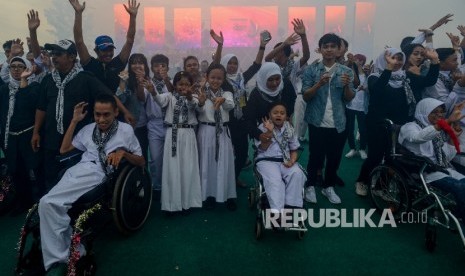  Sejumlah anak berkebutuhan khusus mengikuti upacara penutupan Pekan Paralimpik Nasional (Peparnas) XV yang diadakan di Stadion Siliwangi, Kota Bandung, Jawa Barat, Senin (24/10)