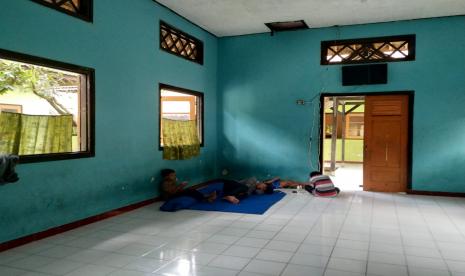 Sejumlah anak berkumpul di Panti Sosial Asuhan Anak Taman Harapan Kota Tasikmalaya, Kamis (5/8).