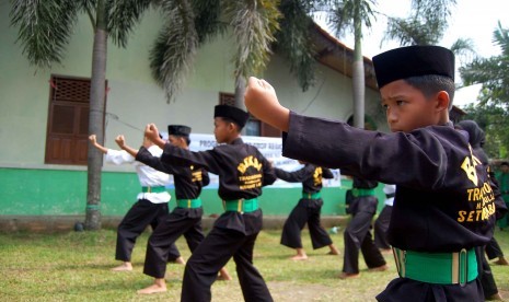 Sejumlah anak berlatih pencak silat Betawi di Kampung Betawi. 