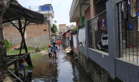 Sejumlah anak bermain air banjir di Kawasan Rawa Buaya, Kecamatan Cengkareng, Jakarta Barat, Selasa (22/9).