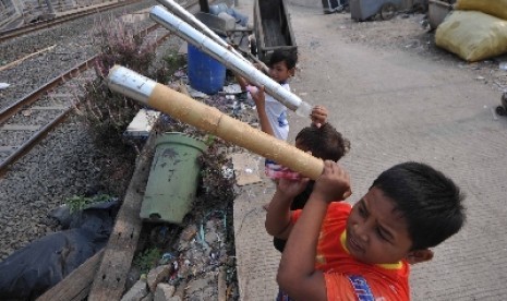   Sejumlah anak bermain Bledugan di kawasan Petamburan , Jakarta Pusat, Selasa (16/9).