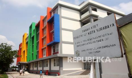 Sejumlah anak bermain bola di depan rumah susun sederhana sewa (Rusunawa) Gunung Anyar di Surabaya. Walkot Surabaya meminta para camat dan lurah untuk selektif terima penghuni rusunawa.