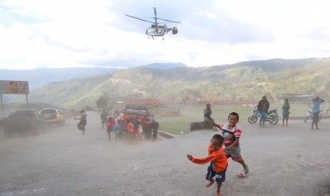 Sejumlah anak bermain di area Bandar Udara Karubaga Tolikara, Papua, Rabu (23/9). 