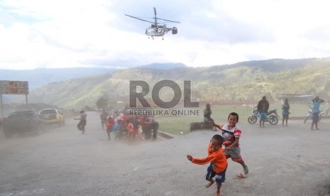 Sejumlah anak bermain di area Bandar Udara Karubaga Tolikara, Papua, Rabu (23/9).ANTARA FOTO/Rivan Awal Lingga