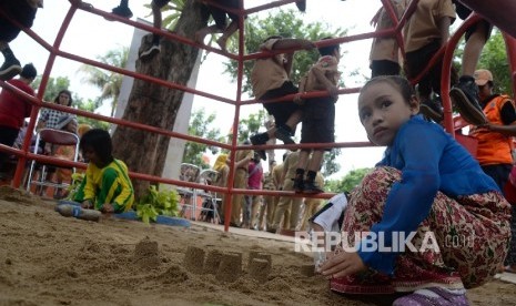 Sejumlah anak bermain di area Ruang Publik Terpadu Ramah Anak (RPTRA) Melati di Kelurahan Duri Pulo, Kecamatan Gambir, Jakarta Pusat, Rabu (20/1). Pembukaan kembali RPTRA di Jakarta Pusat ditunda.