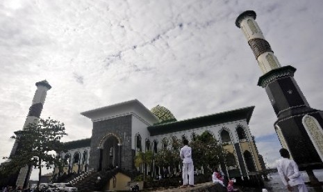 Sejumlah anak bermain di depan Masjid Al-Munawar di Ternate Maluku Utara. Pemerintah Kota Ternate diimbau untuk menutup sementara tempat hiburan malam pada bulan Ramadhan 1435 H.