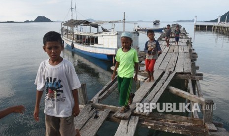 Sejumlah anak bermain di dermaga Pulau Rinca, Kawasan Taman Nasional Komodo, Nusa Tenggara Timur, Kamis (6/12/2018). 