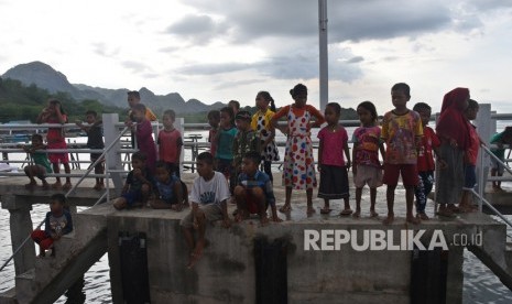 Sejumlah anak bermain di dermaga Pulau Rinca, Kawasan Taman Nasional Komodo, Nusa Tenggara Timur, Kamis (6/12/2018). 