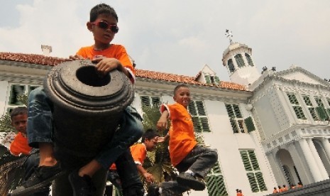 Sejumlah anak bermain di halaman Museum Fatahillah.