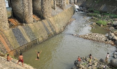 Sejumlah anak bermain di kali Ciliwung di kawasan bendung Katulampa, Ciawi, Bogor, Jawa Barat.