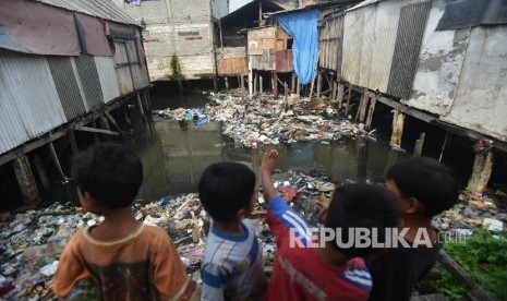 Sejumlah anak bermain di kawasan pemukiman kumuh Muara Baru, Jakarta Utara (ilustrasi).