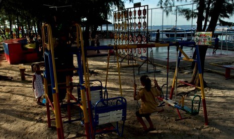 Sejumlah anak bermain di kawasan Ruang Publik Terpadu Ramah Anak (RPTRA) Tanjung Elang Berseri, di tepi pantai Pulau Pramuka, Kepulauan Seribu, Jakarta, Rabu (15/11). 