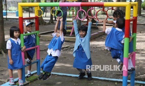 Anak-anak perlu banyak melakukan aktivitas fisik daripada duduk berlama-lama menatap gawai. Ilustrasi.