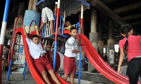  Sejumlah anak bermain di lahan bermain anak jalanan di bawah kolong Jembatan kawasan Penjaringan, Jakarta Utara, Selasa (5/5).(Republika/Rakhmawaty La'lang)