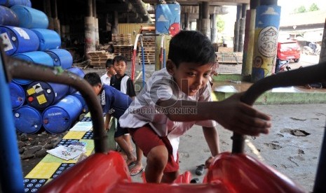  Sejumlah anak bermain di lahan bermain anak jalanan di bawah kolong Jembatan kawasan Penjaringan, Jakarta Utara, Selasa (5/5).(Republika/Rakhmawaty La'lang)