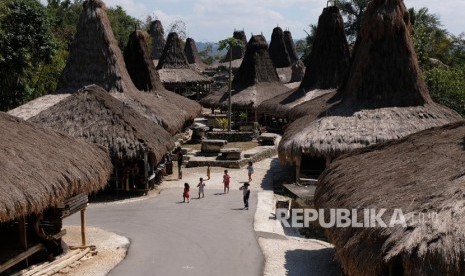 Sejumlah anak bermain di lingkungan kampung adat Prai Ijing, Desa Tebara, Waikabubak, Sumba Barat, Nusa Tenggara Timur, Selasa(27/8/2019). 