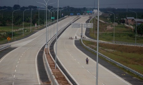 Sejumlah anak bermain di lokasi proyek pembangunan jalan tol Medan-Tebing Tinggi, Sumatra Utara, Jumat (14/4). 