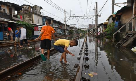 Sejumlah anak bermain di perkampungan kumuh tepi rel kereta api di Ancol, Pademangan, Jakarta, (ilustrasi).  Menteri Koordinator Bidang Pembangunan Manusia dan Kebudayaan (Menko PMK) Muhadjir Effendy optimistis Indonesia akan mampu menurunkan kemiskinan ekstrem.