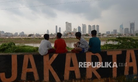 Sejumlah anak bermain di pinggir bantaran Banjir Kanal Barat (BKB) Kawasan Petamburan, Jakarta, Selasa (19/7). (Republika/Raisan Al Farisi)