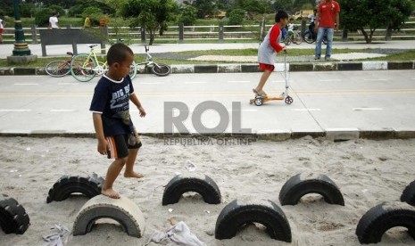   Sejumlah anak bermain di taman interaktif di bantaran Kanal Banjir Timur, Duren Sawit, Jakarta Timur, Senin (25/3).  (Republika/Adhi Wicaksono)