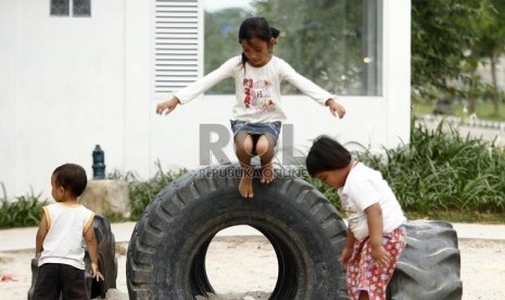   Sejumlah anak bermain di taman interaktif di bantaran Kanal Banjir Timur, Duren Sawit, Jakarta Timur, Senin (25/3).  (Republika/Adhi Wicaksono)