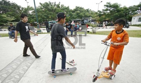   Sejumlah anak bermain di taman interaktif di bantaran Kanal Banjir Timur, Duren Sawit, Jakarta Timur, Senin (25/3).  (Republika/Adhi Wicaksono)