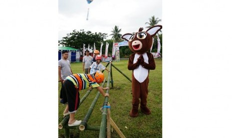 Sejumlah anak bermain di Taman Keluarga yang dihadirkan BKKBN dalam peringatan Hari Keluarga Nasional 2018 di Manado, Sulawesi Utara