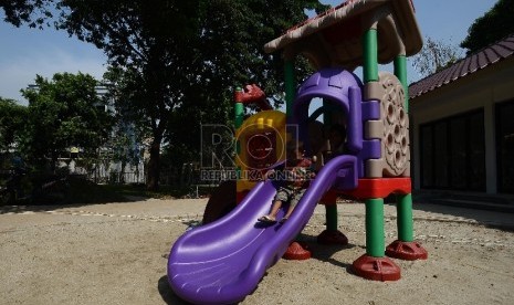 Sejumlah anak bermain di Taman Tidore, Jakarta Pusat, Kamis (7/5). (Republika/Raisan Al Farisi)