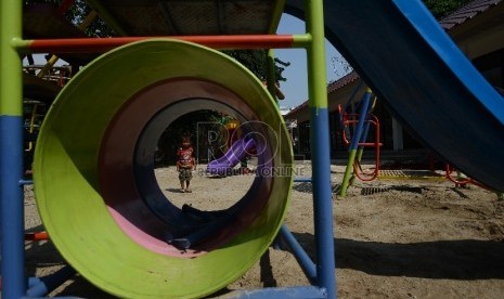 Sejumlah anak bermain di Taman Tidore, Jakarta Pusat, Kamis (7/5). (Republika/Raisan Al Farisi)