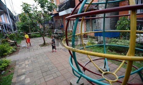 Sejumlah anak bermain di taman yang berada di Kampung Deret, Petogogan, Jakarta Selatan, Kamis (19/3).   (Republika/Raisan Al Farisi)