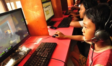 Survei menunjukkan selama pandemi aktivitas anak bermain game online menurun. (ilustrasi)