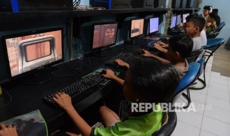   Sejumlah anak bermain game online jenis Point Blank di sebuah warung internet Kawasan tebet, Jakarta Selatan, Ahad (24/4). (Republika/Raisan Al Farisi)