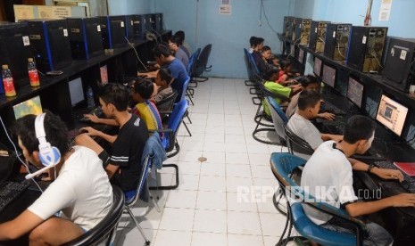 Sejumlah anak bermain game online jenis Point Blank