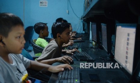 Sejumlah anak bermain gim online jenis Point Blank di sebuah warung internet Kawasan tebet, Jakarta Selatan.