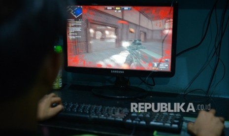 Sejumlah anak bermain game online jenis Point Blank di sebuah warung internet Kawasan tebet, Jakarta Selatan, Ahad (24/4). (Republika/Raisan Al Farisi)