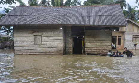 Sejumlah anak bermain menggunakan ban saat banjir ilustrasi. Banjir menggenangi 150 rumah warga di Desa Jambo Labu, Kecamatan Bireum Bayeun, Kabupaten Aceh Timur, Provinsi Aceh, menurut data Badan Penanggulangan Bencana Daerah (BPBD).