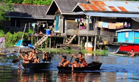 Sejumlah anak bermain perahu di pemukiman mereka yang berada di kawasan Taman Nasional Danau Sentarum (TNDS), Kabupaten Kapuas Hulu, Kalbar, Senin (12/12).