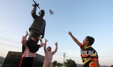 Sejumlah anak bermain pesawat kertas di kompleks monumen Presiden Indonesia ke-3 Bacharuddin Jusuf Habibie di Isimu, Kabupaten Gorontalo, Gorontalo, Jumat (13/9/2019).