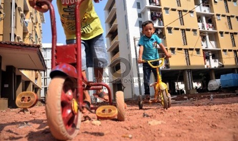  Sejumlah anak bermain sepeda di lahan terbuka Rumah Susun (Rusun) Muara Baru, Penjaringan, Jakarta Utara, Kamis (21/5).