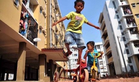  Sejumlah anak bermain sepeda di lahan terbuka Rumah Susun (Rusun) Muara Baru, Penjaringan, Jakarta Utara, Kamis (21/5).