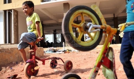  Sejumlah anak bermain sepeda di lahan terbuka Rumah Susun (Rusun) Muara Baru, Penjaringan, Jakarta Utara, Kamis (21/5).