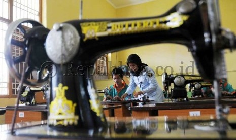 Sejumlah anak bermasalah dengan hukum mengikuti pelatihan menjahit di Lembaga Pemasyarakatan (Lapas) Kelas IIA khusus anak Tangerang, Banten, Senin (23/4).  (Aditya Pradana Putra/Republika)