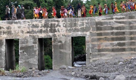   Sejumlah anak berpakaian kesenian tradisional mengikuti kirab saat digelar acara Jagad Bocah Merapi 2013 di kawasan lereng Gunung Merapi Desa Kali Bening,Kabupaten Magelang, Jateng, Ahad (10/2).  (Antara/Anis Efizudin) 