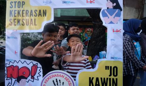 Peran Keluarga Sangat Penting untuk Membentuk Karakter Anak. Foto:   Sejumlah anak berpose untuk mendukung aksi bertajuk Jo Kawin Bocah, Stop Kekerasan dan Eksploitasi Seksual saat pelaksanaan Hari Bebas Kendaraan Bermotor atau Car Free Day (CFD) Solo, Jawa Tengah, Ahad (24/7/2022). Aksi tersebut digelar untuk memperingati Hari Anak Nasional. 