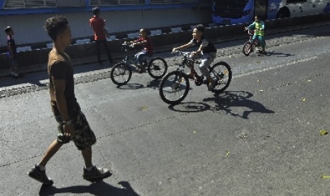 Sejumlah anak bersepeda atau berjalan kaki ketika pelaksanaan Hari Bebas Kendaraan Bermotor (HBKB) atau Car Free Day di Mampang-Pejaten (BHKB), Jakarta Pusat, beberapa waktu lalu. Studi menyebutkan, berolahraga dengan teratur akan mencegah depresi.