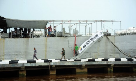 Sejumlah anak buah kapal turun dari KRI Teluk Gilimanuk 531, satu dari tiga kapal perang TNI AL yang akan mengevakuasi warga eks Gafatar di dermaga Mako Pangkalan Utama TNI AL (Lantamal) XII Pontianak, Kalbar, Kamis (21/1). 