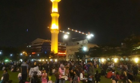 Sejumlah anak dan orangtua bermain di taman mesjid Agung Jawa Barat, Kamis (14/6). Mereka menghabiskan malam lebaran 1439 Hijriah di tempat tersebut.