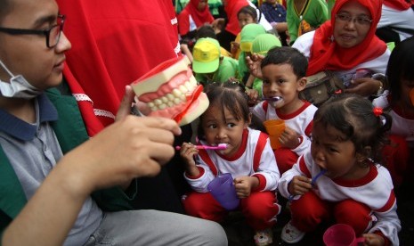 Sejumlah anak dari Pendidikan Anak Usia Dini (PAUD) se-Kota Kediri mengikuti sikat gigi massal yang diselenggarakan Persatuan Dokter Gigi Indonesia (PDGI) di Taman Tirtoyoso, Kota Kediri, Jawa Timur, Sabtu (01/12/2018).