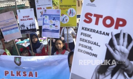 Sejumlah anak dari Pusat Layanan Kesejahteraan Sosial Anak Integratif (PLKSAI) Kota Solo mengusung poster anti kekerasan terhadap anak saat aksi pada kegiatan Hari Bebas Kendaraan Bermotor atau Car Free Day (CFD) di Solo, Jawa Tengah, Ahad (17/11/2019).